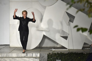 Carolina Herrera: «Δεν είναι “κλασάτο” για μια γυναίκα να φοράει τζιν μετά τα 30 και να έχει μακριά μαλλιά μετά τα 40»