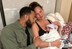 Η Chrissy Teigen και ο John Legend υποδέχτηκαν το τέταρτο παιδί τους, 5 μήνες μετά το τρίτο