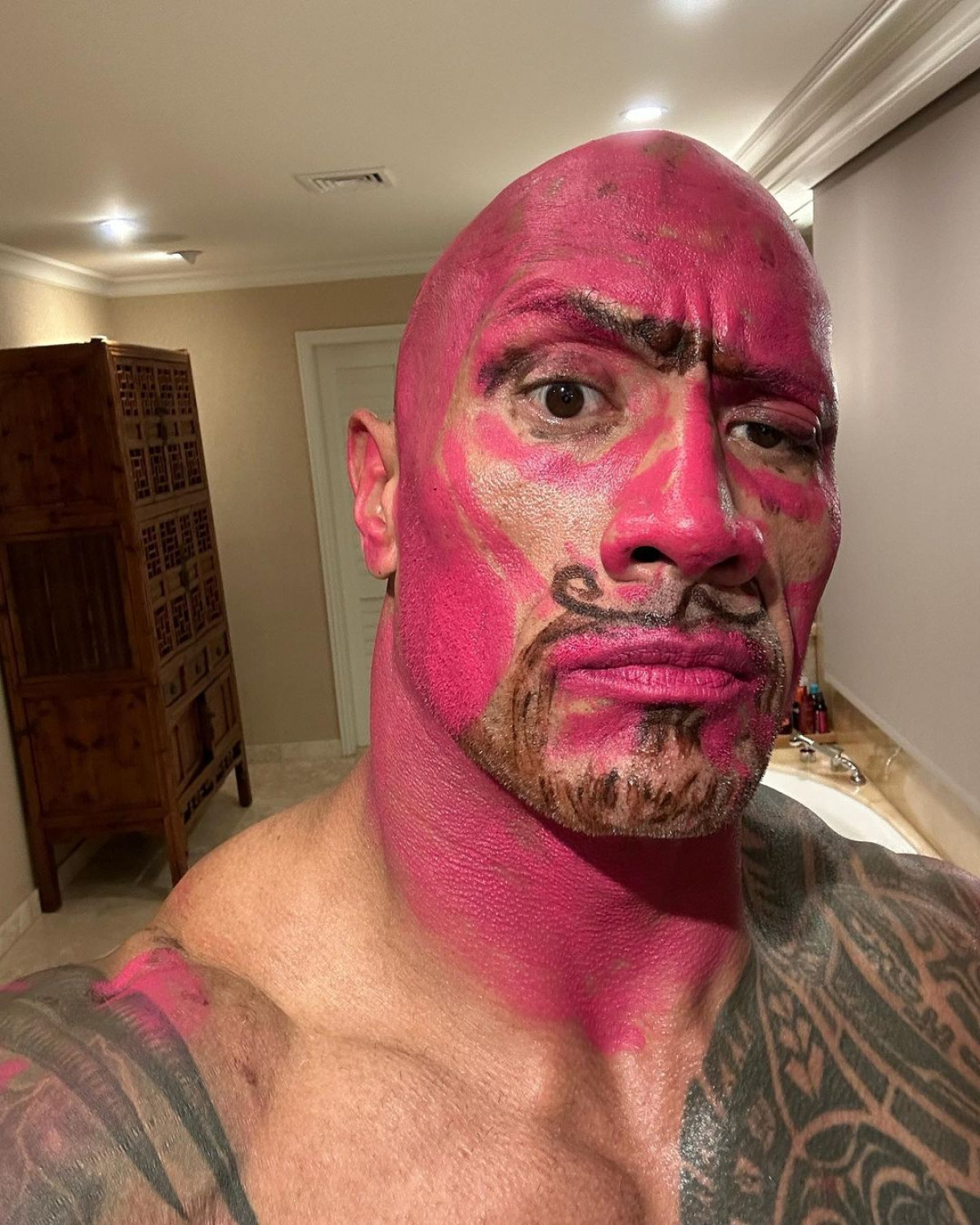 Dwayne Johnson: Οι κόρες του τον έβαψαν με κραγιόν και προχώρησαν ακόμη παραπάνω...