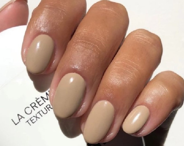 Coconut nails: Η chic τάση στο μανικιούρ που υιοθετούν οι beauty lovers αυτόν τον μήνα