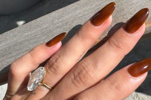 Jelly Auburn Nails: Η Hailey Bieber μας παρουσιάζει την νέα τάση που θα βλέπουμε παντού αυτό το φθινόπωρο