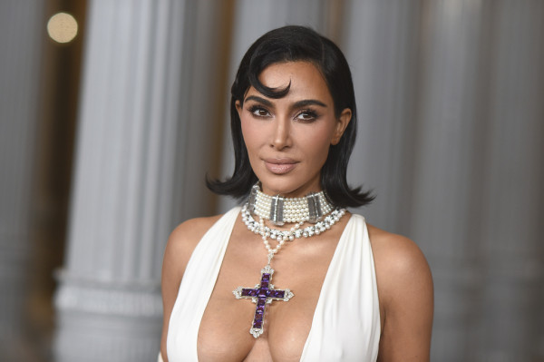 Το καρέ της Kim Kardashian, εμπνευσμένο από την Betty Boop, φέρνει ρετρό αέρα στην τάση του φθινοπώρου