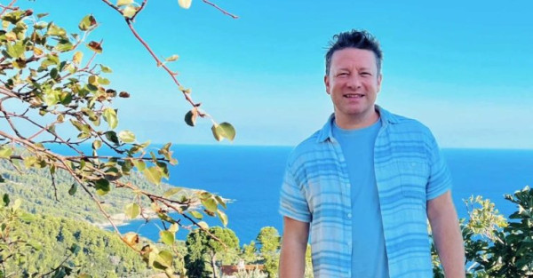 Ο Jamie Oliver αποθεώνει τη «δική μας» χωριάτικη σαλάτα αλλά ο κόσμος έχει μια ένσταση και συμφωνούμε