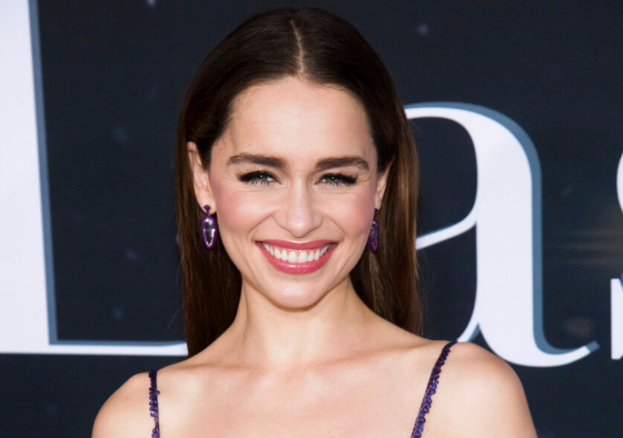 Η Emilia Clarke είπε «αντίο» στο καστανό για την απόλυτη απόχρωση του καλοκαιριού