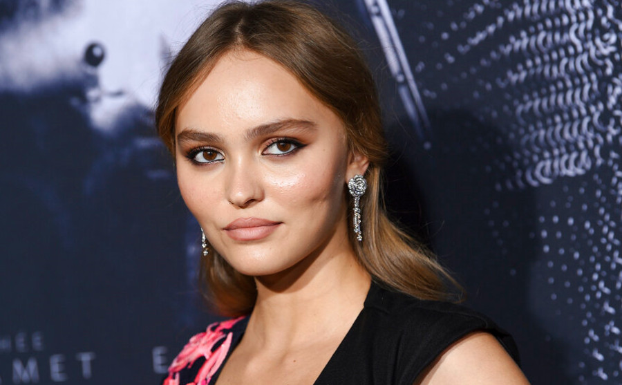 Lily Rose Depp: Το item που παραλείπει στο outfit της για να αντιμετωπίσει την ζέστη