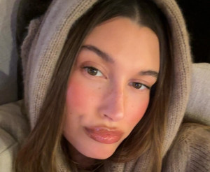 Φέτος τον χειμώνα θα αντιγράψουμε το &quot;cinnamon girl&quot; makeup της Hailey Bieber