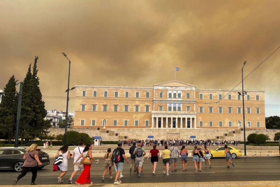 Φωτιά στην Αττική: Πώς να προστατευτείς από τους καπνούς και τη στάχτη