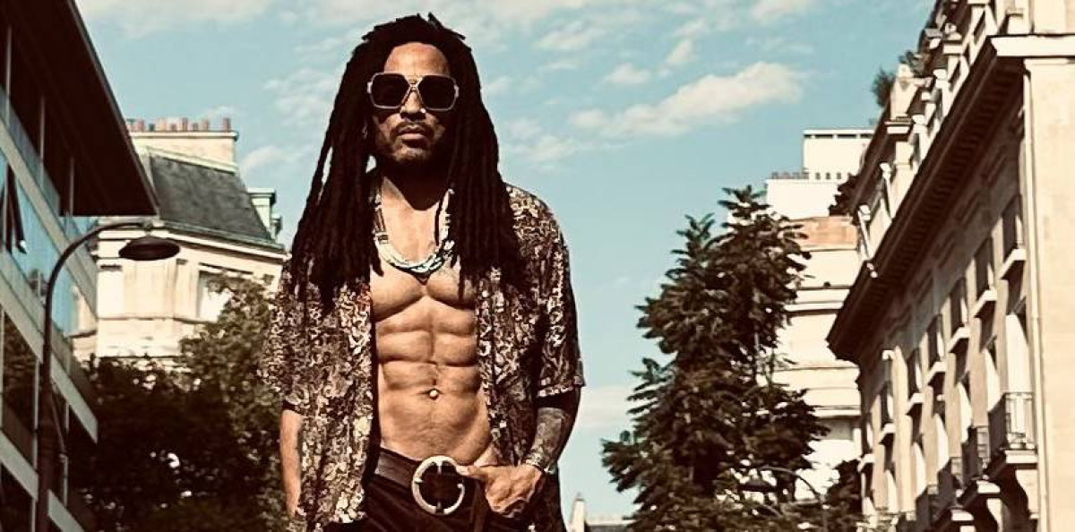 Lenny Kravitz: Τραγουδάει ολόγυμνος στο καινούργιο του video clip και κανείς δεν πιστεύει ότι πλησιάζει τα 60