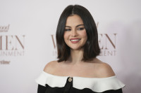 Selena Gomez: Το διαμαντένιο δαχτυλίδι σε συνδυασμό με το ροζ sugar cookie μανικιούρ της τράβηξαν την προσοχή μας