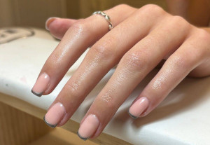 Chrome French Manicure: Η πιο δροσερή ανατροπή στο πιο κλασικό σχέδιο