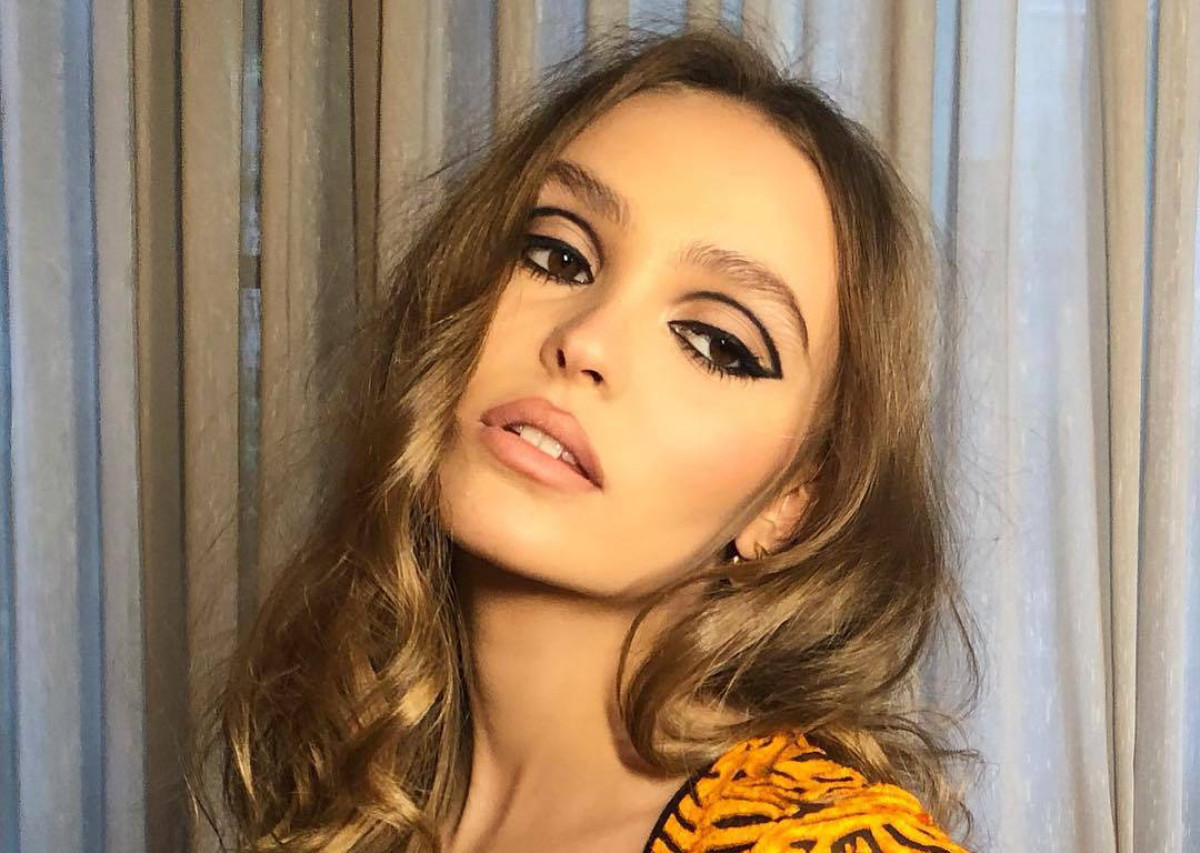 Lily Rose-Depp: Ποζάρει τόπλες και η ομοιότητα με τη μαμά της, Vanessa Paradis, είναι εκπληκτική