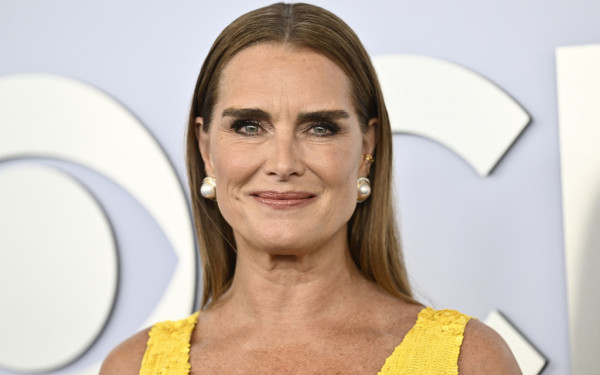 Το μυστικό της Brooke Shields για πιο φυσικά juicy χείλη