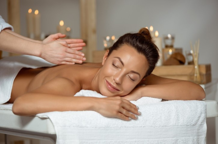 Candle Massage: Η απόλυτη εμπειρία χαλάρωσης σώματος με κεριά