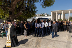 Συντρετριμμένη και υποβασταζόμενη η σύζυγος του Γιάννη Μόρτζου στην κηδεία του