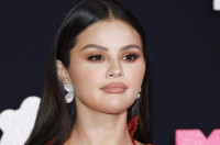 Η Selena Gomez εγκρίνει αυτήν την εκτός εποχής απόχρωση σκιάς για το φθινόπωρο