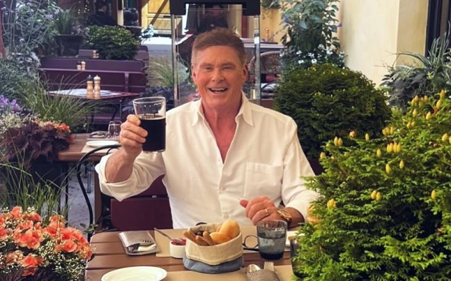 O David Hasselhoff έγινε για πρώτη φορά παππούς και κλαίει από χαρά