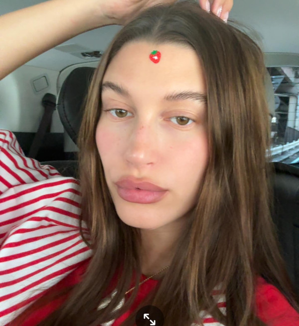 Η Hailey Bieber βάφεται στο αυτοκίνητο και μας δείχνει το καθημερινό της μακιγιάζ