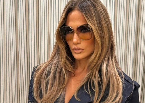 Το black cherry μανικιούρ της Jennifer Lopez είναι το απόλυτο inspo για να μπεις σε winter mood