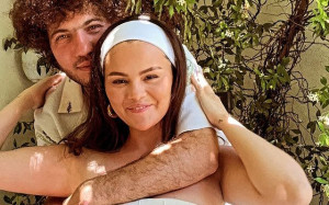 Selena Gomez-Benny Blanco: Φιλιούνται, αγκαλιάζονται και μας δείχνουν πόσο ερωτευμένοι είναι στο Instagram