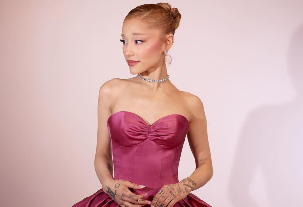 Strawberry Blonde: Η Ariana Grande υιοθέτησε την απόχρωση που θα λατρέψεις την επόμενη σεζόν (και ξέρουμε γιατί)