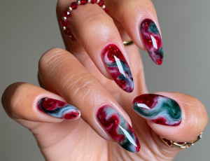 Το candy cane nails trend φέρνει τα Χριστούγεννα λίγο νωρίτερα