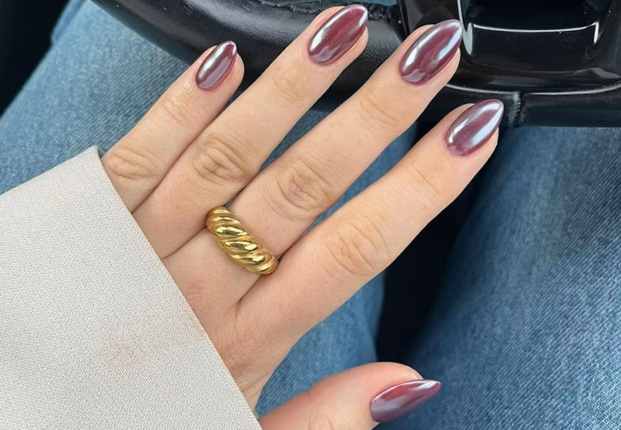 Τα burgundy chrome nails είναι η απόλυτη τάση για το φθινόπωρο