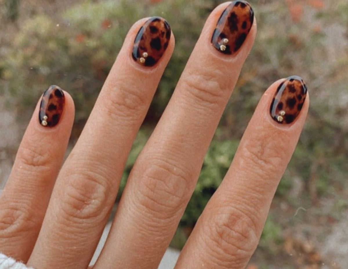 Tortoise Shell Nails: Η τάση που θα θέλεις να επαναλαμβάνεις όλη τη σεζόν