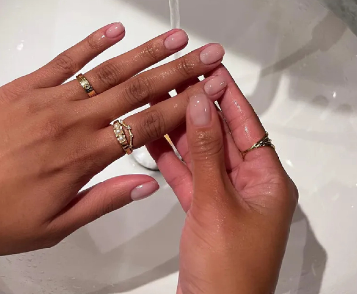 Bubble Bath Nails: Η τάση που συνδυάζει μινιμαλισμό και κομψότητα σε ένα μανικιούρ