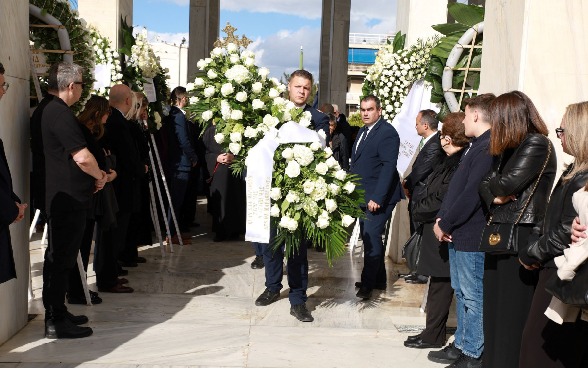 Το τελευταίο αντίο στον Δημήτρη Σούρα. Συντετριμμένες η σύζυγος και η κόρη του