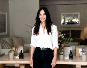 Η 58χρονη Courteney Cox γίνεται... 20 ετών κι εμείς χειροκροτούμε