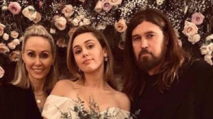 Miley Cyrus: Η απόφαση του πατέρα της για την προσωπική του ζωή που την έκανε να σταματήσει να του μιλά