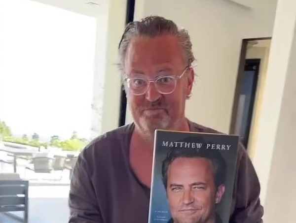 Matthew Perry: Η επίσημη αιτία θανάτου του έχει προκαλέσει μεγάλη αναταραχή σε φίλους και φανς