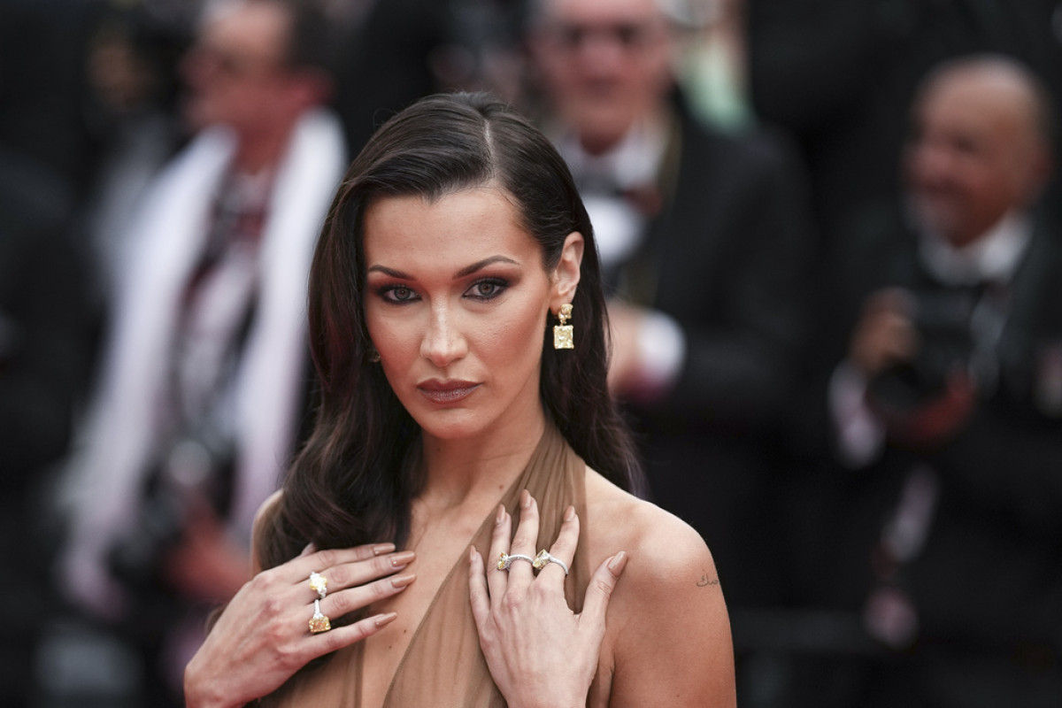 Η Bella Hadid επιστρέφει στον κόσμο του modeling με λευκό δαντελένιο φόρεμα για τον Yves Saint Laurent