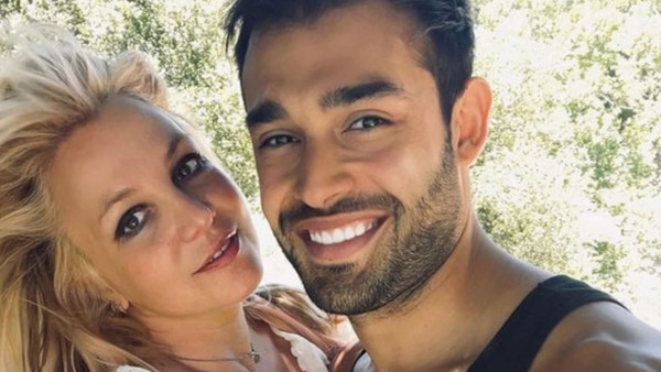 Ο Sam Asghari μίλησε πρώτη φορά για το διαζύγιο από την Britney Spears κι εκείνη απάντησε με γρίφους