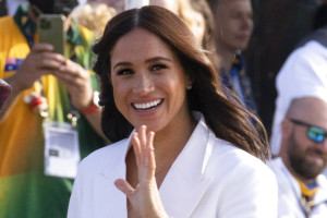 Meghan Markle: Πώς αναβίωσε σήμερα 2 αγαπημένα της fashion items απο το 2021