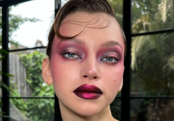 Τα Frosted Lips είναι το νοσταλγικό makeup trend που θα δεις σε κάθε Χριστουγεννιάτικο πάρτι φέτος